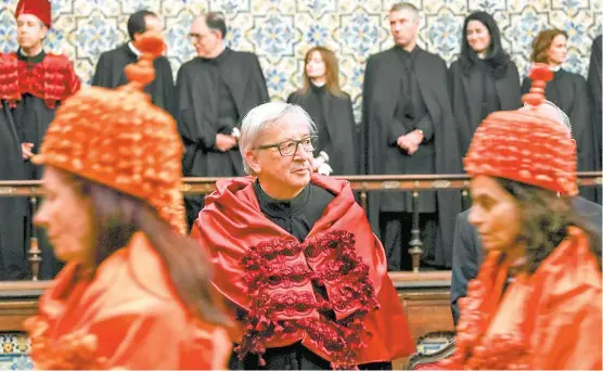  ??  ?? El presidente de la Comisión Europea recibió el doctorado honoris causa en la universida­d portuguesa de Coimbra.