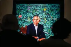  ??  ?? Floral. En toile de fond du portrait officiel de Barack Obama, Wiley a peint les lys africains pour évoquer son père kényan, le jasmin de son enfance à Hawaii et les chrysanthè­mes, emblèmes de Chicago, où il a fait carrière.
