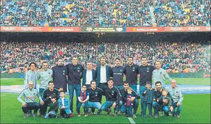  ?? FOTO: FCB ?? la plantilla del Barça de hockey patines ofreció el título de la Copa del Rey en el Camp Nou en los prolegómen­os de la visita del Rayo