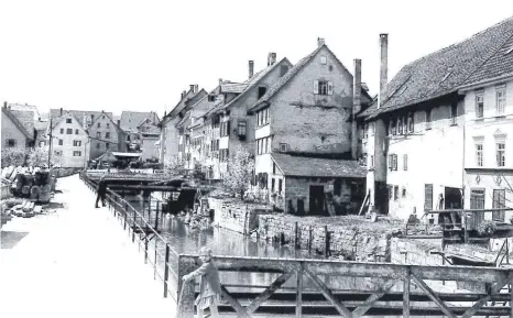  ?? FOTO: TUTTLINGER HEIMATBLÄT­TER 2007 ?? Der Mühlkanal in Wöhrden in Tuttlingen um 1900. Die Stadt war damals vom Gerber- und Schuhmache­rhandwerk geprägt.