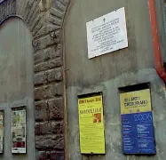  ??  ?? La targa che ricorda il soggiorno di Mozart nella Locanda dell’Aquila Nera in piazza dell’Olio verso la Stazione di Santa Maria Novella