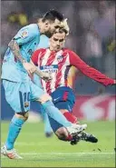  ?? FOTO: P. PUNTÍ ?? Messi y Griezmann, cara a cara