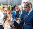  ?? Foto: dpa ?? Der deutsche Außenminis­ter Heiko Maas (rechts) hat mit seinem türkischen Amts kollegen eine Schule in der Stadt Istan bul besucht und dabei etwas Überra schendes verraten.