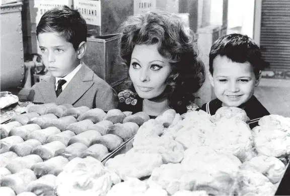  ??  ?? Golosità Sophia Loren in «Matrimonio all’italiana» (Embassy/ Getty Images)