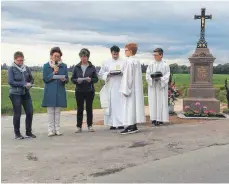  ?? FOTO: CHRISTL SCHMID ?? Bei der Öschprozes­sion wurde das Feldkreuz am neuen Standort von Diakon Oliver Maier gesegnet.