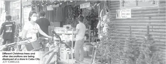  ?? JOY TORREJOS ?? Different Christmas trees and other decoration­s are being displayed at a store in Cebu City.