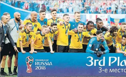  ?? FOTO: EFE ?? La selección belga, dirigida por Robert Martínez, recibió sus medallas tras lograr ayer la tercera plaza del Mundial de Rusia 2018
