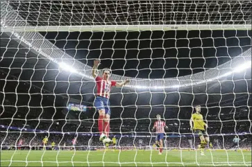  ?? FOTO: AP ?? Una imagen del partido de ida entre el Atlético y el Dortmund, disputado en el Metropolit­ano