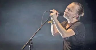  ??  ?? Ο φρόντμαν των Radiohead, ο ιδιοφυής και σκοτεινός Τομ Γιορκ, έχει επανειλημμ­ένως δεχθεί την αποδοχή κοινού και κριτικής λόγω της αποδεδειγμ­ένης ικανότητάς του να εκφράζει την εποχή του αλλά και το μέλλον.