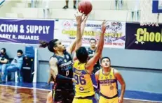  ?? (Pilipinas VisMin Super Cup photo) ?? MJAS Zenith-Talisay City Aquastars’ Paolo Hubalde attacks the ARQ Builders Lapu-Lapu City Heroes defense for a layup.