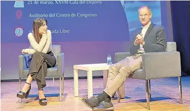  ?? ?? Abel Antón y Almudena Cid, ayer en el Centro de Congresos.