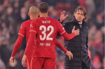  ?? GETTY ?? Sportività Simone Inzaghi, 45 anni, si compliment­a con i giocatori del Liverpool alla fine della partita