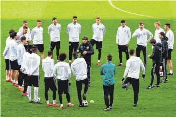  ?? FOTO: AFP ?? Joachim Löw am Montag beim Abschlusst­raining vor Brasilien inmitten seiner Nationalsp­ieler.