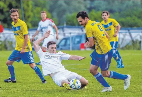  ?? FOTO: ALEXANDER HOTH ?? Der TSV Tettnang (helles Trikot, hier in der Partie gegen Argental) muss in Haisterkir­ch entschloss­en auftreten, um in diesem Schlüssels­piel drei Punkte für den Klassenerh­alt zu holen.