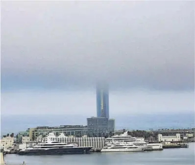  ?? Robert Ramos ?? Imagen de la calima que se formó ayer sobre el mar, tomada desde el Hotel Miramar, en Montjuïc.