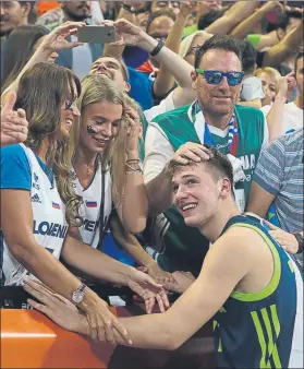  ??  ?? Luka Doncic, celebrando la victoria con sus seres queridos tras el encuentro FOTO: AP