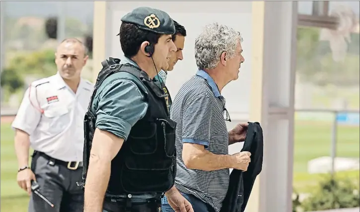  ?? FRANCISCO SECO / AP ?? Ángel María Villar, escoltado por dos guardias civiles, el pasado martes en Las Rozas