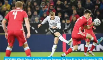  ??  ?? MOENCHENGL­ADBACH: Belarus’ Stanislav Dragun and Germany’s Toni Kroos (L) vie for the ball during the UEFA Euro 2020 Group C qualificat­ion football match between Germany and Belarus, — AFP