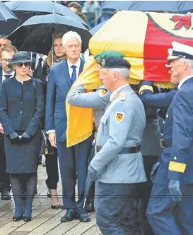  ?? ROLAND HOLSCHNEID­ER/AP ?? Bill Clinton recordó la pasión de Kohl por la comida.