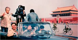  ??  ?? Antonioni filming in Tiananmen Square