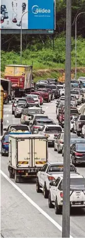  ?? BERNAMA PIC ?? Heavy traffic on the road leading to the Gombak toll plaza in Kuala Lumpur yesterday.