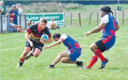  ?? Photos / Arthur Uden ?? Ohaupo¯ ¯ B halfback Ryan McCluskey runs at the Puta¯ ruru B defence.