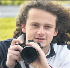  ?? Picture: PAUL CARRACHER ?? CAPTURING THE STARS: Horsham College student Baillie Farley, 17, has won a major photograph­ic award.