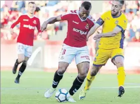  ?? FOTO: V. LLURBA ?? Ike Uche cayó lesionado en el arranque del partido y el Nàstic acusó su ausencia