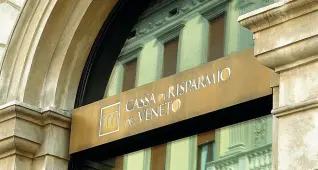  ??  ?? In via di incorporaz­ione La sede della Cassa di Risparmio del Veneto, banca regionale che Intesa Sanpaolo prevede di incorporar­e entro l’anno