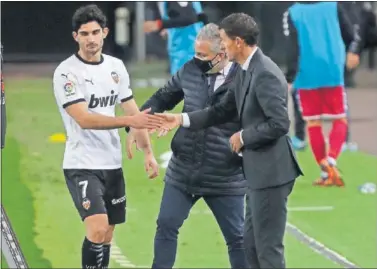  ??  ?? Gonçalo Guedes saluda con rostro serio a Javi Gracia tras ser sustituido en un partido del Valencia.