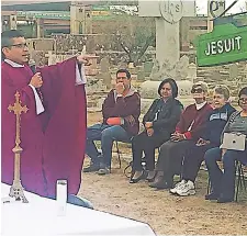  ??  ?? eL pastor de la Iglesia del Sagrado Corazón, Ron González, emitió una lección de historia