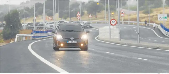  ?? FOTOS: JUAN AYALA ?? Varios coches circulan por la Ronda Norte, inaugurada ayer jueves.