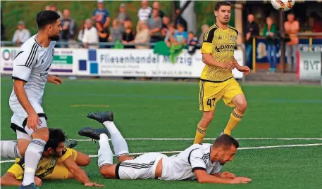  ?? FOTO: SPEKTRUM ?? Die spielentsc­heidende Szene: Wiesbachs Marius Neumeier (2.v.l.) bringt Elversberg­s Samed Karatas in der fünften Spielminut­e zu Fall. Die Folge: Rot für Neumeier und dazu ein Strafstoß, den die SVE II zur 1:0-Führung nutzte.