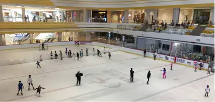  ??  ?? 7月19日，苏州中心商场内的冠军­冰场，孩子们正在练习滑冰。图/赵慧