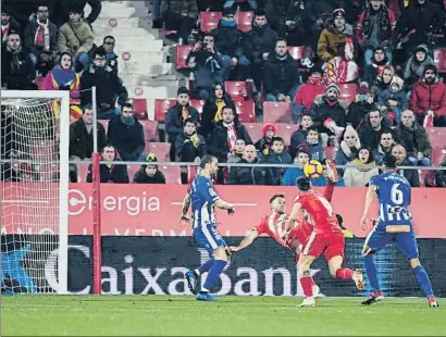  ?? DAVID RAMOS / GETTY ?? L’espectacul­ar gol de xilena del davanter del Girona Stuani