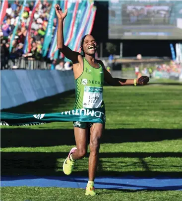  ?? BACKPAGEPI­X ?? GREAT MEMORIES: Lungile Gongqa wins the men’s race at the 2017 Two Oceans Marathon.