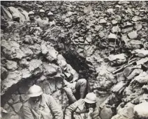  ?? ?? LÍNEA DE DEFENSA. Soldados franceses del 87.º Regimiento se refugian en sus trincheras en Côte 304 en Verdún (1916).