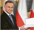  ?? Foto: dpa ?? Polens Präsident Duda mit dem neuen Verteidigu­ngsgesetz.