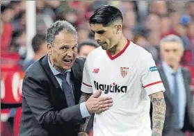  ?? EFE ?? Joaquín Caparrós, charlando con el goleador Banega en su regreso al banquillo de Nervión