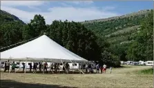  ?? (Photo J. D.) ?? Sous le chapiteau, les gens du voyage de la communauté chrétienne « Action grand passage » participen­t à un culte tous les deux jours.