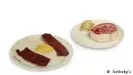  ??  ?? Claes Oldenburg tauschte "Bacon and Egg, Ice Cream and Beef Steak" gegen ein frühes Werk Christos