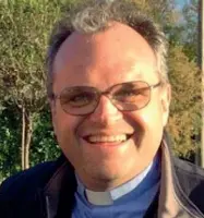  ??  ?? Il sacerdote Don Flavio Gobbo, 48 anni, guidava la parrocchia di San Vito e Modesto a Spinea