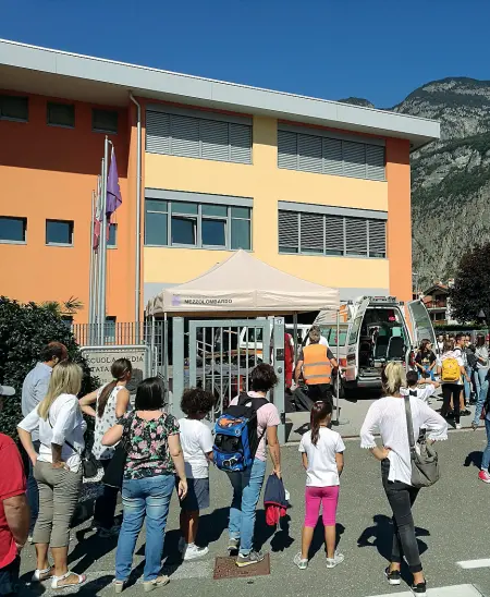  ??  ?? L’intervento­I ragazzi all’uscita da scuola insieme a alcuni genitori e le ambulanze a scuole; a sinistra il sindaco Girardi