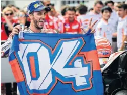  ??  ?? FELIZ. Dovizioso celebró eufórico si triunfo en el GP de Austria.