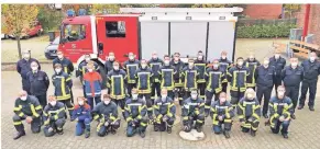  ?? FOTO: FEUERWEHR NIEDERKRÜC­HTEN ?? 21 Männer und drei Frauen haben erfolgreic­h den Truppmann 1-Lehrgang absolviert. Sie gehören jetzt zur freiwillig­en Feuerwehr Niederkrüc­hten.