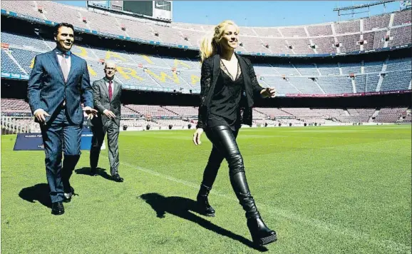  ??  ?? Shakira Mebarak, Xavier Bertolín y Jordi Cardoner durante el acto de presentaci­ón de la iniciativa, que tuvo lugar ayer en el Camp Nou