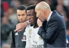  ??  ?? Zidane da indicacion­es a Vinicius antes de que salga al campo.