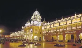  ?? HT PHOTO ?? A section of Golden Temple complex already has the new LED lights operationa­l.