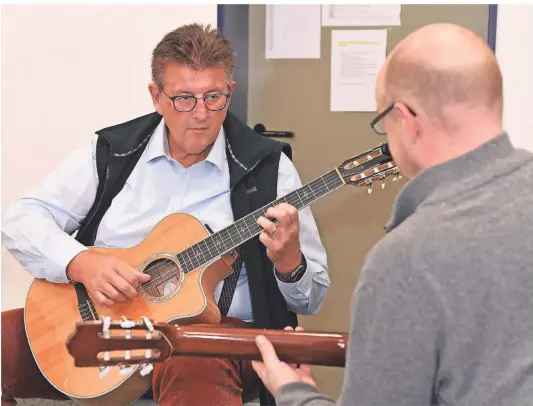  ?? FOTO: JÜRGEN MOLL ?? Uwe Kaboth aus Lennep war der älteste Teilnehmer bei den Gitarrenta­gen. Der 65-Jährige bekam dabei Einzelunte­rricht von Dozent Stefan Oberstebri­nk (r.).