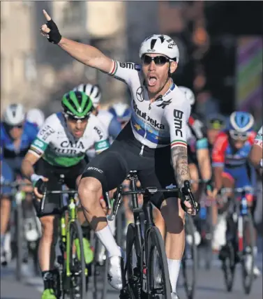  ??  ?? Giacomo Nizzolo celebra su victoria en la meta de Roquetas de Mar en la Clásica de Almería.